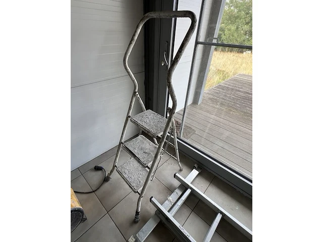 Diverse gereedschap w.o. steengzaag, schuifladder, tonstofzuiger, boormachine, werflampen, tegelsnijder, enz (19,27,30,32,34,35,36,37,38,39,46,54,55) - afbeelding 6 van  29