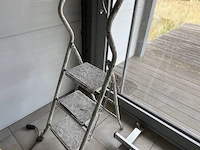 Diverse gereedschap w.o. steengzaag, schuifladder, tonstofzuiger, boormachine, werflampen, tegelsnijder, enz (19,27,30,32,34,35,36,37,38,39,46,54,55) - afbeelding 6 van  29