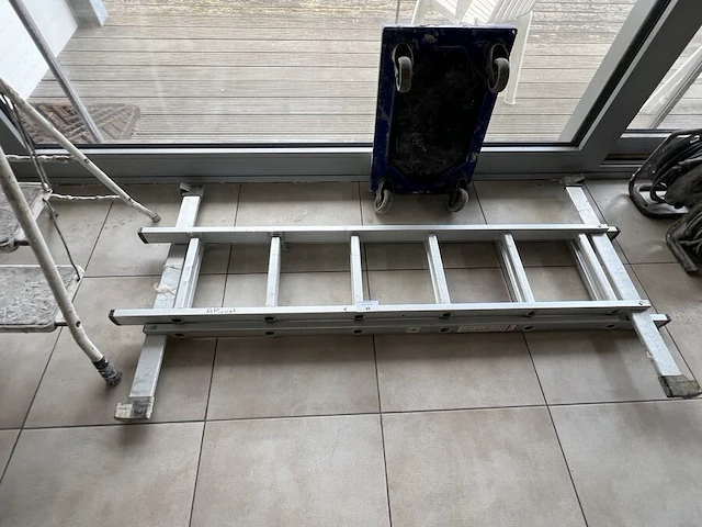 Diverse gereedschap w.o. steengzaag, schuifladder, tonstofzuiger, boormachine, werflampen, tegelsnijder, enz (19,27,30,32,34,35,36,37,38,39,46,54,55) - afbeelding 7 van  29