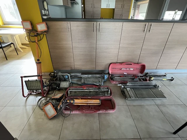 Diverse gereedschap w.o. steengzaag, schuifladder, tonstofzuiger, boormachine, werflampen, tegelsnijder, enz (19,27,30,32,34,35,36,37,38,39,46,54,55) - afbeelding 8 van  29