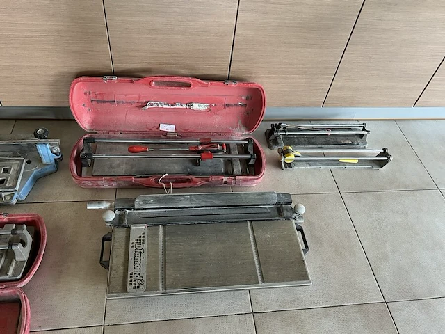 Diverse gereedschap w.o. steengzaag, schuifladder, tonstofzuiger, boormachine, werflampen, tegelsnijder, enz (19,27,30,32,34,35,36,37,38,39,46,54,55) - afbeelding 9 van  29