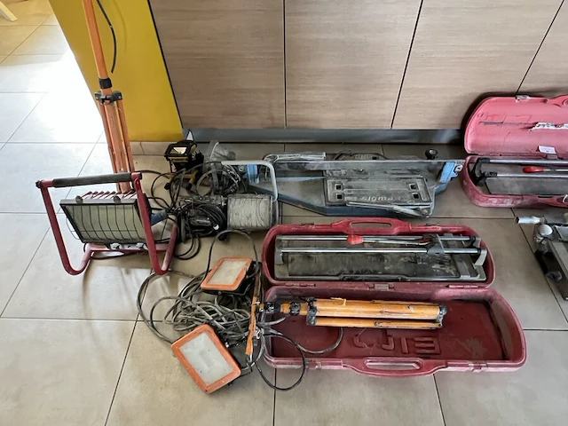 Diverse gereedschap w.o. steengzaag, schuifladder, tonstofzuiger, boormachine, werflampen, tegelsnijder, enz (19,27,30,32,34,35,36,37,38,39,46,54,55) - afbeelding 11 van  29