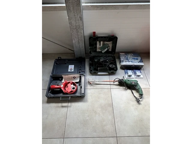 Diverse gereedschap w.o. steengzaag, schuifladder, tonstofzuiger, boormachine, werflampen, tegelsnijder, enz (19,27,30,32,34,35,36,37,38,39,46,54,55) - afbeelding 1 van  29