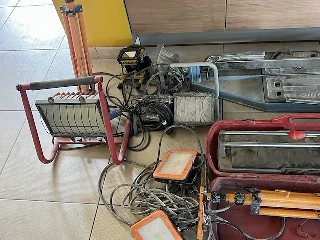 Diverse gereedschap w.o. steengzaag, schuifladder, tonstofzuiger, boormachine, werflampen, tegelsnijder, enz (19,27,30,32,34,35,36,37,38,39,46,54,55) - afbeelding 13 van  29