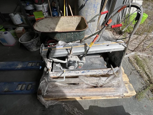 Diverse gereedschap w.o. steengzaag, schuifladder, tonstofzuiger, boormachine, werflampen, tegelsnijder, enz (19,27,30,32,34,35,36,37,38,39,46,54,55) - afbeelding 15 van  29