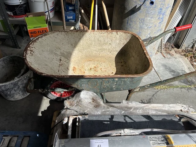 Diverse gereedschap w.o. steengzaag, schuifladder, tonstofzuiger, boormachine, werflampen, tegelsnijder, enz (19,27,30,32,34,35,36,37,38,39,46,54,55) - afbeelding 19 van  29