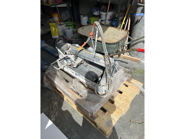 Diverse gereedschap w.o. steengzaag, schuifladder, tonstofzuiger, boormachine, werflampen, tegelsnijder, enz (19,27,30,32,34,35,36,37,38,39,46,54,55) - afbeelding 20 van  29
