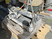 Diverse gereedschap w.o. steengzaag, schuifladder, tonstofzuiger, boormachine, werflampen, tegelsnijder, enz (19,27,30,32,34,35,36,37,38,39,46,54,55) - afbeelding 20 van  29