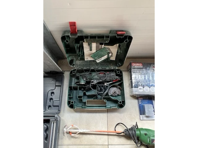 Diverse gereedschap w.o. steengzaag, schuifladder, tonstofzuiger, boormachine, werflampen, tegelsnijder, enz (19,27,30,32,34,35,36,37,38,39,46,54,55) - afbeelding 23 van  29