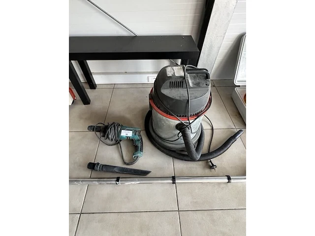 Diverse gereedschap w.o. steengzaag, schuifladder, tonstofzuiger, boormachine, werflampen, tegelsnijder, enz (19,27,30,32,34,35,36,37,38,39,46,54,55) - afbeelding 26 van  29