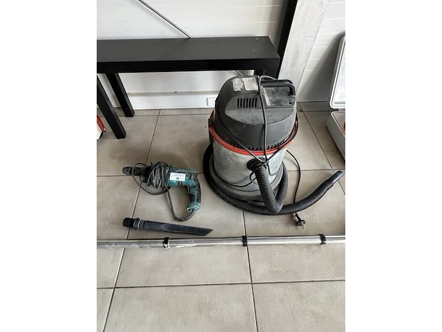 Diverse gereedschap w.o. steengzaag, schuifladder, tonstofzuiger, boormachine, werflampen, tegelsnijder, enz (19,27,30,32,34,35,36,37,38,39,46,54,55) - afbeelding 27 van  29