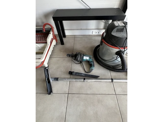 Diverse gereedschap w.o. steengzaag, schuifladder, tonstofzuiger, boormachine, werflampen, tegelsnijder, enz (19,27,30,32,34,35,36,37,38,39,46,54,55) - afbeelding 28 van  29
