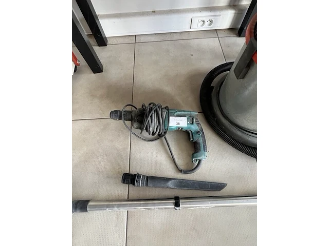 Diverse gereedschap w.o. steengzaag, schuifladder, tonstofzuiger, boormachine, werflampen, tegelsnijder, enz (19,27,30,32,34,35,36,37,38,39,46,54,55) - afbeelding 29 van  29
