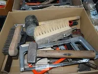 Diverse gereedschappen (o.a hamer beitels zagen) - afbeelding 1 van  3