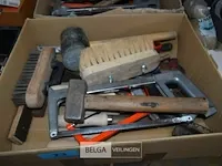 Diverse gereedschappen (o.a hamer beitels zagen) - afbeelding 2 van  3