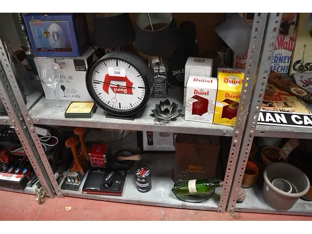 Diverse goederen w.o. wandklok duvel, duvel glazen, 2 lampen jack daniels, wijnglazen, wandversiering, vijzel, box met pijp, zakmes, drinkfles - afbeelding 1 van  9