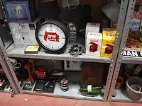 Diverse goederen w.o. wandklok duvel, duvel glazen, 2 lampen jack daniels, wijnglazen, wandversiering, vijzel, box met pijp, zakmes, drinkfles
