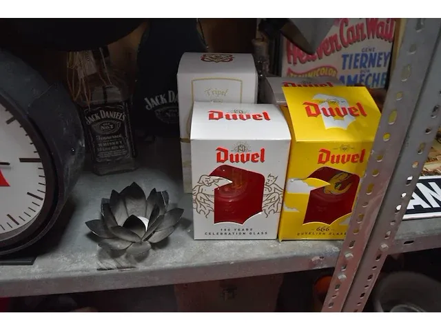 Diverse goederen w.o. wandklok duvel, duvel glazen, 2 lampen jack daniels, wijnglazen, wandversiering, vijzel, box met pijp, zakmes, drinkfles - afbeelding 3 van  9