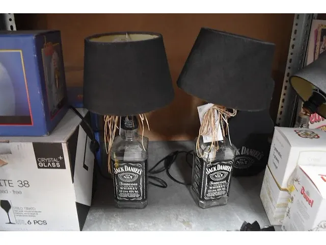 Diverse goederen w.o. wandklok duvel, duvel glazen, 2 lampen jack daniels, wijnglazen, wandversiering, vijzel, box met pijp, zakmes, drinkfles - afbeelding 5 van  9