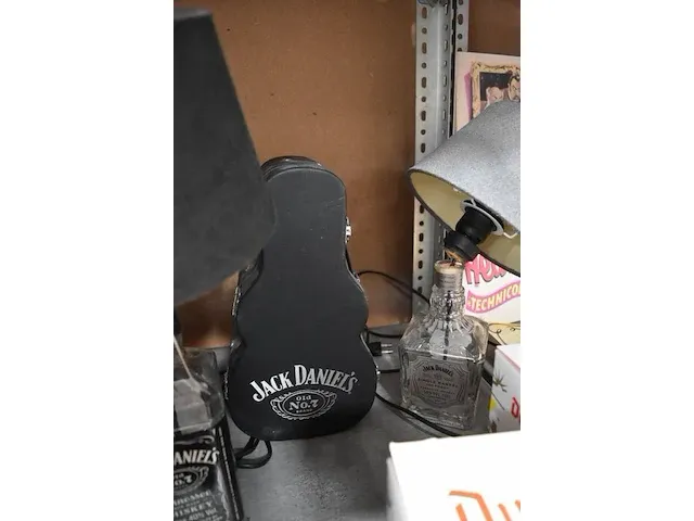 Diverse goederen w.o. wandklok duvel, duvel glazen, 2 lampen jack daniels, wijnglazen, wandversiering, vijzel, box met pijp, zakmes, drinkfles - afbeelding 6 van  9