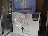 Diverse goederen w.o. wandklok duvel, duvel glazen, 2 lampen jack daniels, wijnglazen, wandversiering, vijzel, box met pijp, zakmes, drinkfles - afbeelding 7 van  9