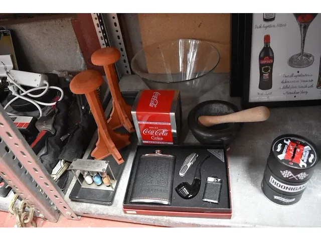 Diverse goederen w.o. wandklok duvel, duvel glazen, 2 lampen jack daniels, wijnglazen, wandversiering, vijzel, box met pijp, zakmes, drinkfles - afbeelding 8 van  9