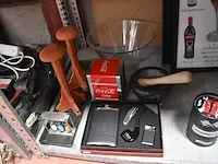 Diverse goederen w.o. wandklok duvel, duvel glazen, 2 lampen jack daniels, wijnglazen, wandversiering, vijzel, box met pijp, zakmes, drinkfles - afbeelding 8 van  9