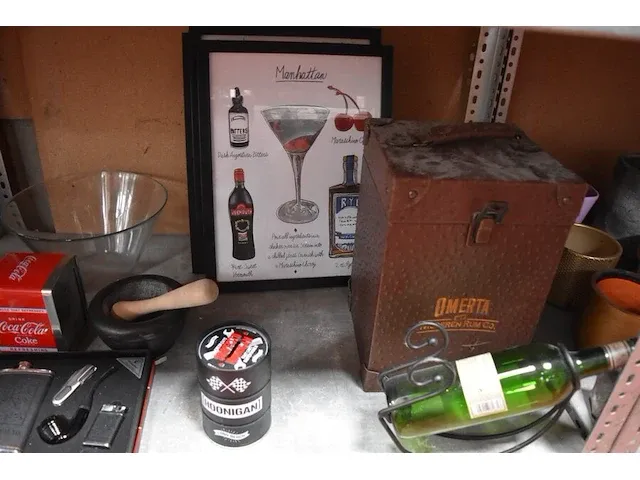 Diverse goederen w.o. wandklok duvel, duvel glazen, 2 lampen jack daniels, wijnglazen, wandversiering, vijzel, box met pijp, zakmes, drinkfles - afbeelding 9 van  9