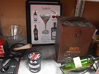 Diverse goederen w.o. wandklok duvel, duvel glazen, 2 lampen jack daniels, wijnglazen, wandversiering, vijzel, box met pijp, zakmes, drinkfles - afbeelding 9 van  9