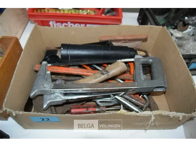 Diverse handgereedschappen ( o.a beitels zagen) - afbeelding 1 van  5