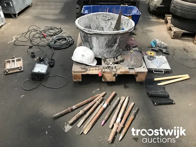 Diverse handgereedschappen - afbeelding 1 van  6