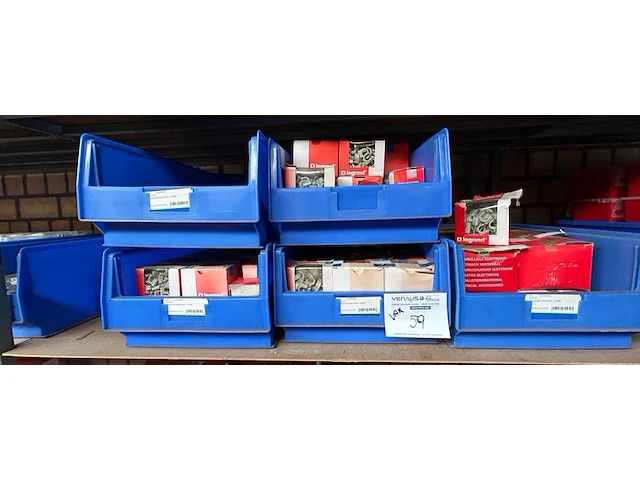 Diverse hechtklemmen legrand ong 140 dozen - afbeelding 1 van  4