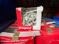 Diverse hechtklemmen legrand ong 140 dozen - afbeelding 2 van  4