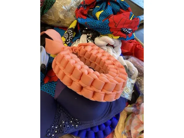 Diverse hoofddeksels en lingerie - afbeelding 11 van  17