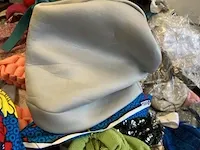 Diverse hoofddeksels en lingerie - afbeelding 12 van  17