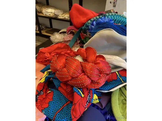 Diverse hoofddeksels en lingerie - afbeelding 13 van  17