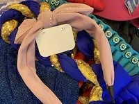 Diverse hoofddeksels en lingerie - afbeelding 14 van  17