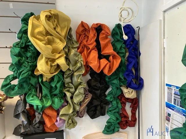 Diverse hoofddeksels en lingerie - afbeelding 15 van  17
