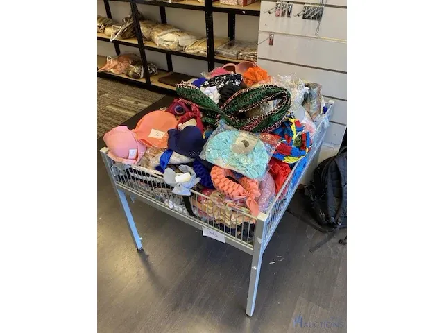 Diverse hoofddeksels en lingerie - afbeelding 1 van  17