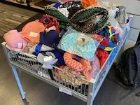 Diverse hoofddeksels en lingerie