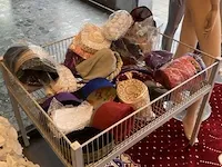 Diverse hoofddeksels en lingerie - afbeelding 2 van  17