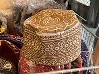 Diverse hoofddeksels en lingerie - afbeelding 3 van  17