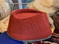 Diverse hoofddeksels en lingerie - afbeelding 4 van  17