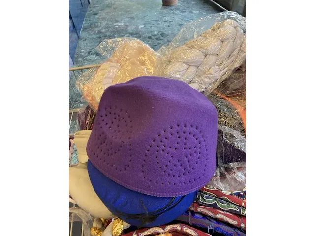 Diverse hoofddeksels en lingerie - afbeelding 6 van  17