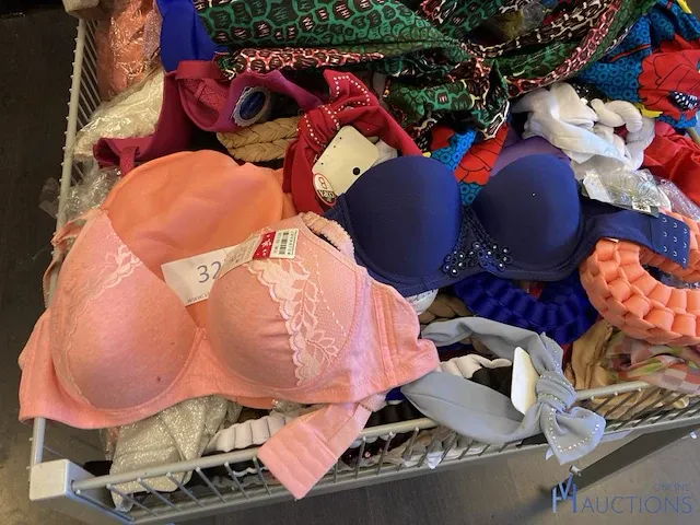 Diverse hoofddeksels en lingerie - afbeelding 9 van  17