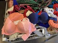 Diverse hoofddeksels en lingerie - afbeelding 9 van  17