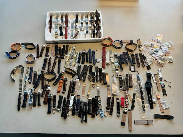 Diverse horlogebandjes en onderdelen (100x) - afbeelding 1 van  13