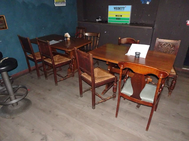 Diverse houten café meubelen - afbeelding 1 van  3