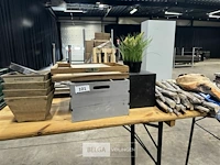 Diverse houten kistjes en houten stokken - afbeelding 1 van  5