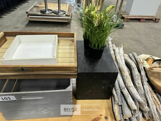 Diverse houten kistjes en houten stokken - afbeelding 4 van  5